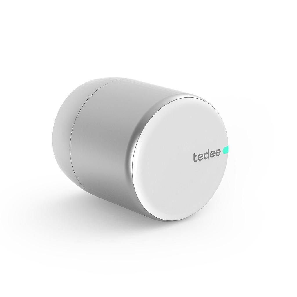 Cerradura inteligente Tedee PRO para acceso a puertas sin llave. Color Plata